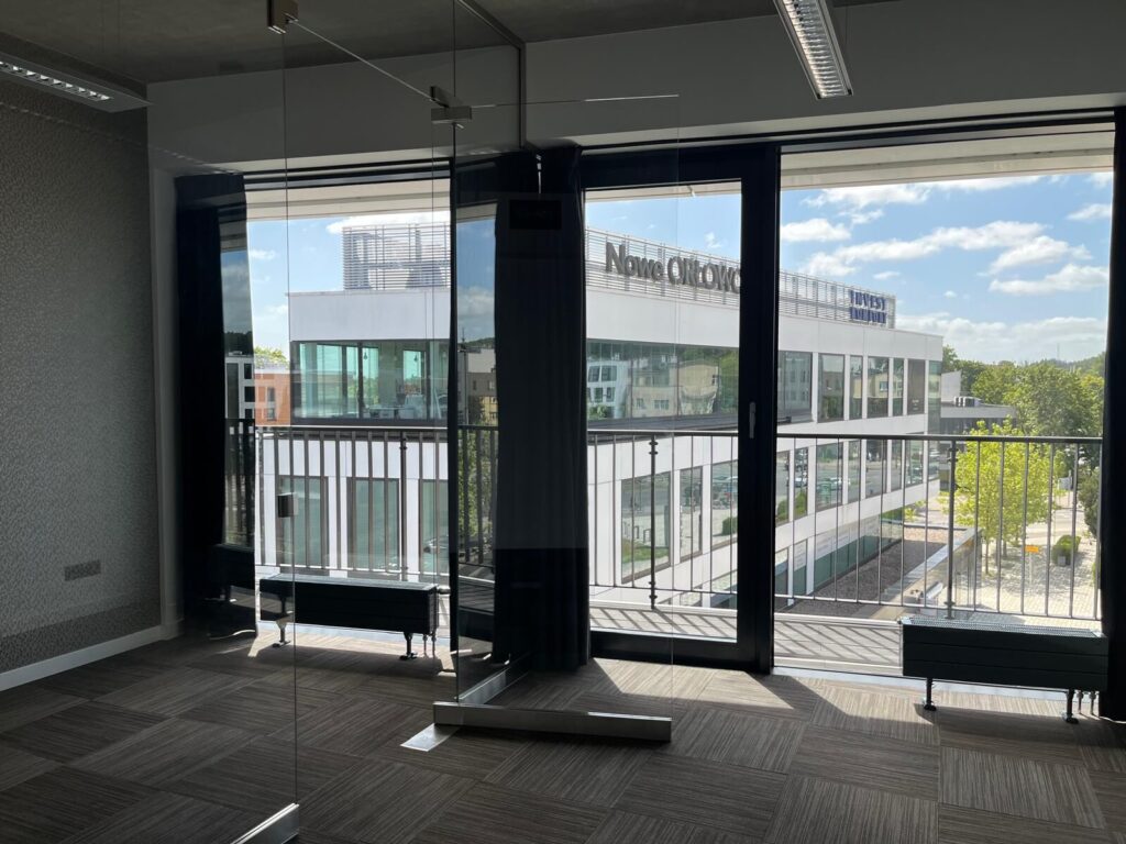 Biuro w lokalu 24,30 m² w Tritum Business Park: przeszklona ściana z wyjściem na balkon