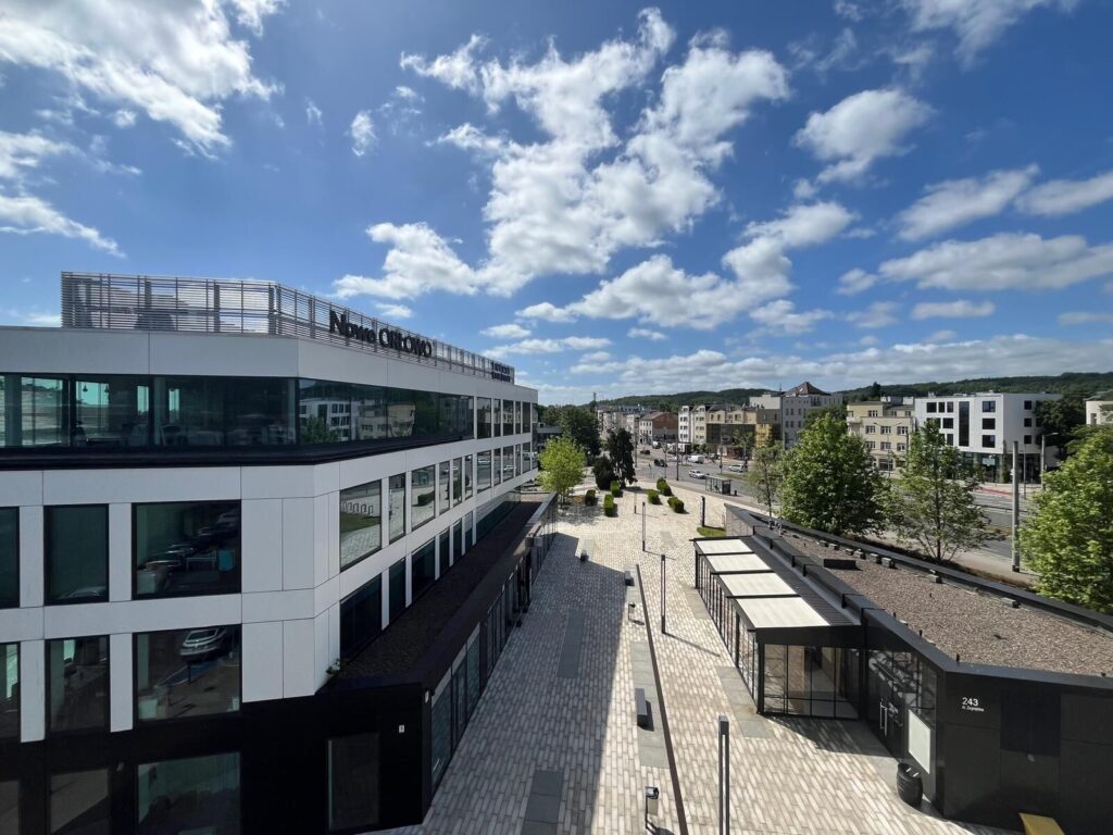 Widok z balkonu na pasaż Tritum Business Park i Gdynię Orłowo